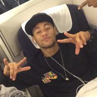 Neymar volta a Barcelona com jogadores após amistoso do Brasil contra o Equador