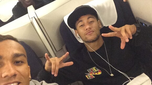 Neymar volta a Barcelona com jogadores após amistoso do Brasil contra o Equador