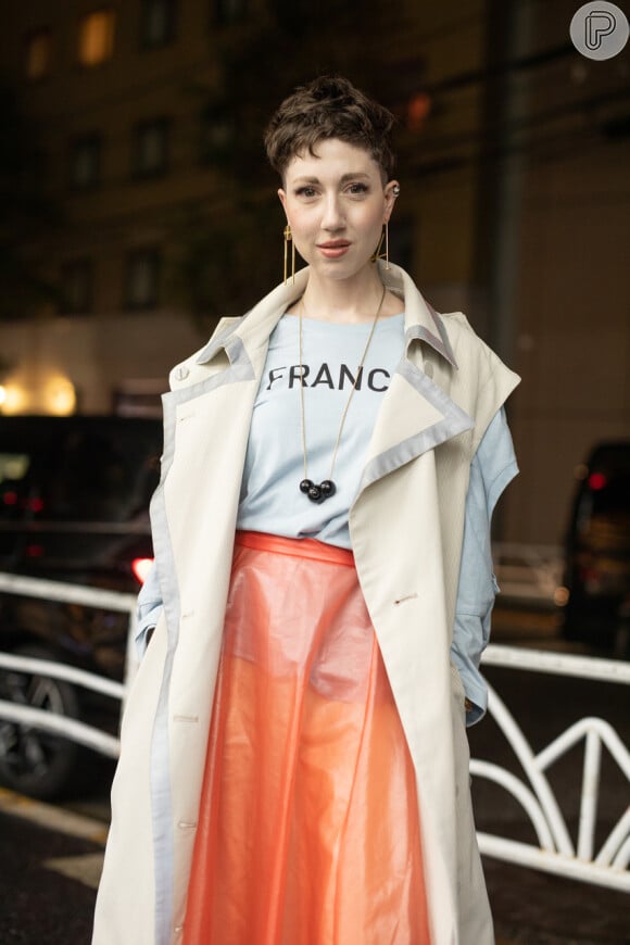 A saia laranja pode compor um look fashion de Réveillon com t-shirt básica