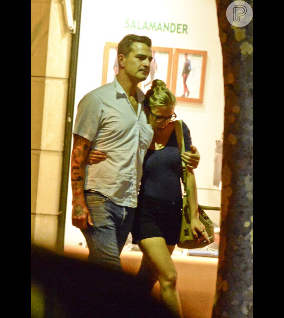 Scarlett Johansson caminha pelas ruas de Paris com o ex-namorado, o publicitário Nate Naylor, em agosto de 2012