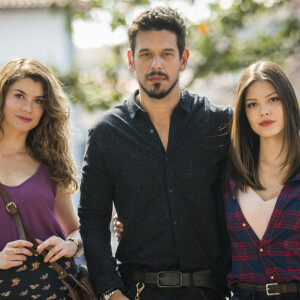 Cris (Vitória Strada) e Isabel (Alinne Moraes) são rivais na novela 'Espelho da Vida'