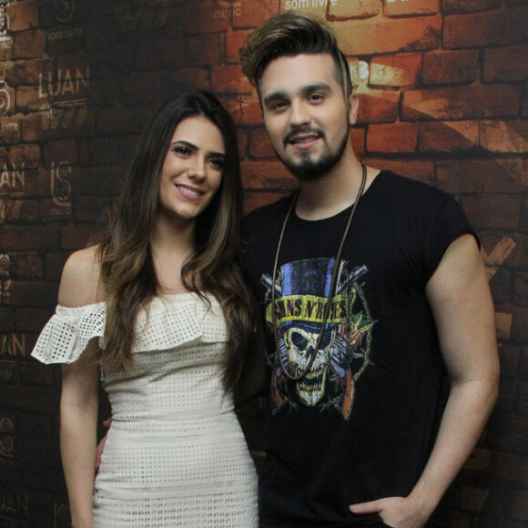 Luan Santana atualmente namora Jade Magalhães