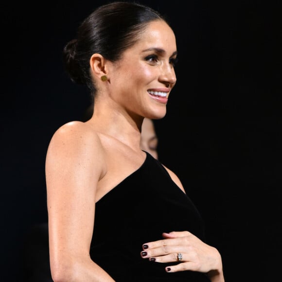 Meghan Markle quebrou protocolo ao surgir com unhas escuras no British Fashion Awards