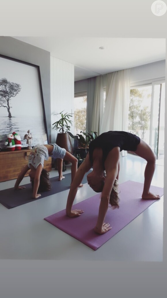 Grazi Massafera e a filha, Sofia, mostraram posições de yoga