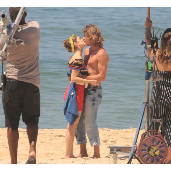 Par romântico em novela, Isabelle Drummond e Rafael Vitti trocam beijos em gravação de 'Verão 90', na praia de Ipanema, zona sul do Rio de Janeiro, nesta quinta-feira, 13 de dezembro de 2018