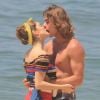 Isabelle Drummond e Rafael Vitti trocam beijos em gravação de 'Verão 90'