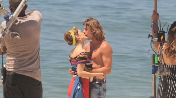 Isabelle Drummond e Rafael Vitti trocam beijos em gravação de 'Verão 90'. Fotos!