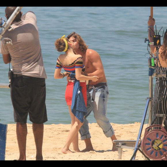 Isabelle Drummond vive a personagem Manu, enquanto Rafael Vitti interpreta João