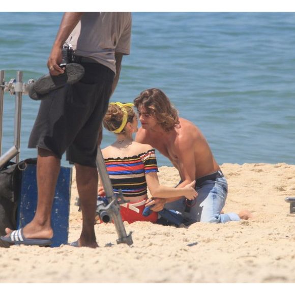 Isabelle Drummond comenta sobre nova personagem na TV: 'Ela está na batalha pelo sucesso e se envolve em situações hilárias, esse cabelo cacheado faz parte de uma delas'