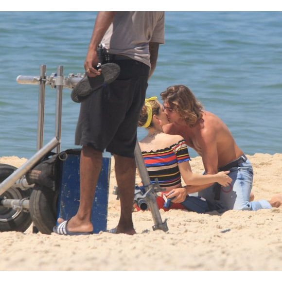 Par romântico em novela, Isabelle Drummond e Rafael Vitti trocam beijos em gravação de 'Verão 90', na praia de Ipanema, zona sul do Rio de Janeiro, nesta quinta-feira, 13 de dezembro de 2018