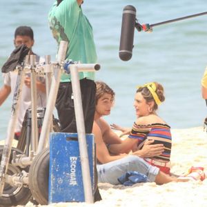 Par romântico em novela, Isabelle Drummond e Rafael Vitti trocam beijos em gravação de 'Verão 90', na praia de Ipanema, zona sul do Rio de Janeiro, nesta quinta-feira, 13 de dezembro de 2018