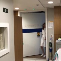Ana Furtado ganha abraço da filha após última sessão de radioterapia: 'Acabou'