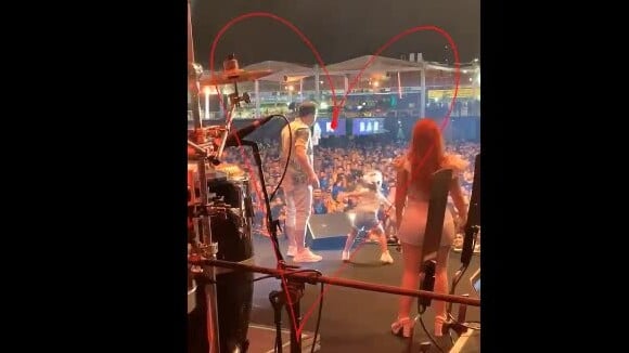 Ysis dançou com o pai, Wesley Safadão, no palco do show no Carnatal
