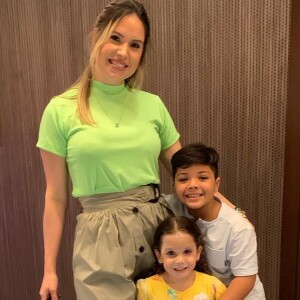 Thyane Dantas com a filha, Ysis, e Yhudy na apresentação escolar da menina