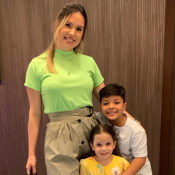 Thyane Dantas com a filha, Ysis, e Yhudy na apresentação escolar da menina