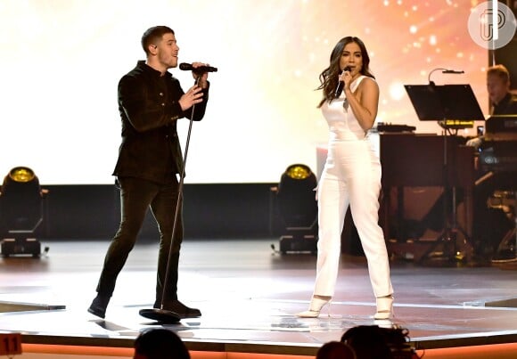 Anitta já dividiu palco com o cantor americano Nick Jonas em homenagem a Alejandro Sanz em festa pré-grammy 2017