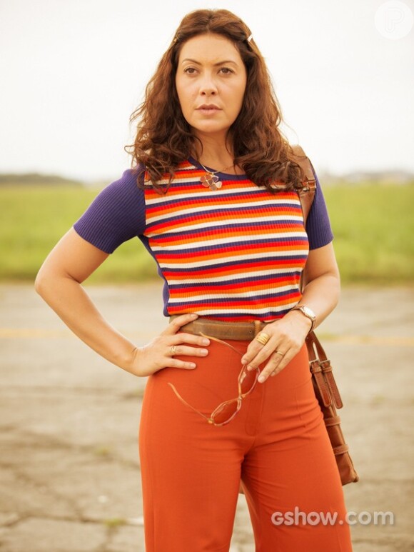 Cristina (Fabiula Nascimento) desconfia de que Sandra (Isis Valverde) esteja grávida, em 'Boogie Oogie'
