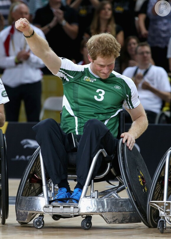 Príncipe Harry comemora durante partida de rugby com atletas paralímpicos