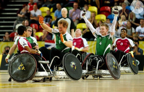 Príncipe Harry e atletas paralímpicos participam de partida de rugby em Londres
