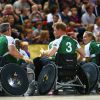 Príncipe Harry anda de cadeira de rodas durante partida de rugby, em Londres (12 de setembro de 2014)