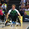 Príncipe Harry anda de cadeira de rodas durante partida de rugby, em Londres (12 de setembro de 2014)