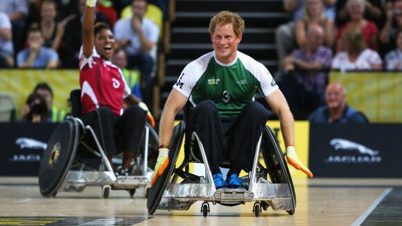 Príncipe Harry anda de cadeira de rodas durante partida de rugby, em Londres