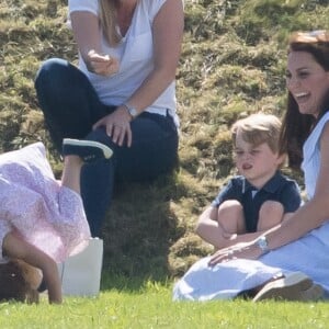 Durante passeio em um parque na Inglaterra, Charlotte divertiu a mãe ao plantar bananeira