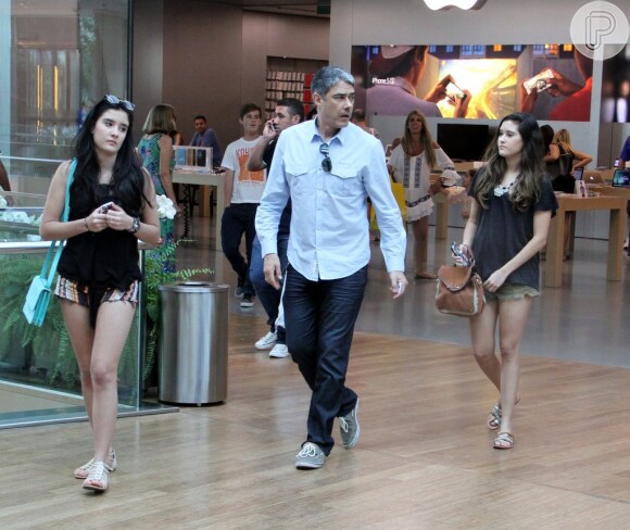 William Bonner vai com as filhas Laura e Beatriz ao shopping no Rio de Janeiro. Jornalista estava sem a mulher, Fátima Bernardes
