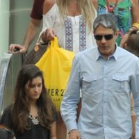 William Bonner leva as filhas Beatriz e Laura ao shopping no Rio