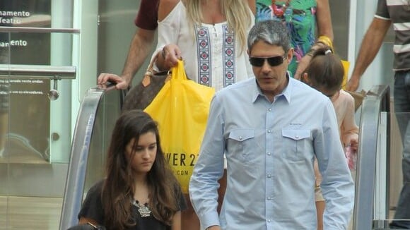 William Bonner leva as filhas Beatriz e Laura ao shopping no Rio