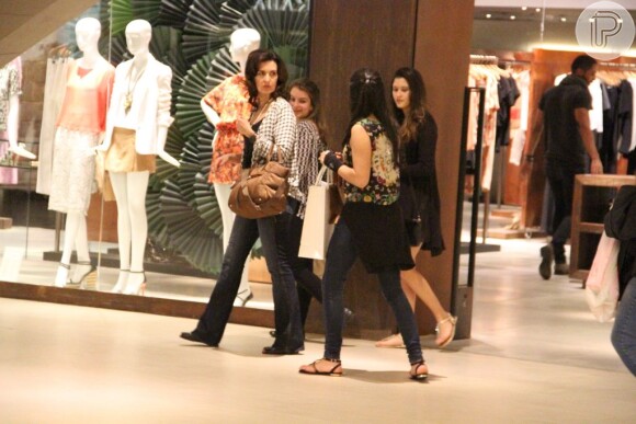 Fátima Bernardes não faz diferente e aposta em noite de compras com as filhas em shopping no Rio. Apresentadora do 'Encontro' ainda posou com fãs para fotos
