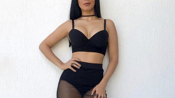 De sutiã e hot pant, Simaria é comparada à socialite: 'Kim Kardashian do Brasil'