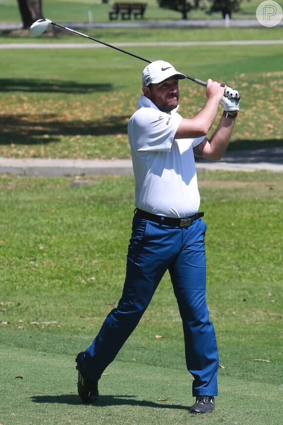 Rodrigo Lombardi joga golfe em clube na Zona Oeste do Rio de Janeiro (14 de setembro de 2014)