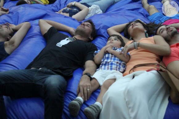Juliana Paes, Carlos Eduardo Baptista e Pedro assistem a vídeo no encerramento do Green Nation 2014