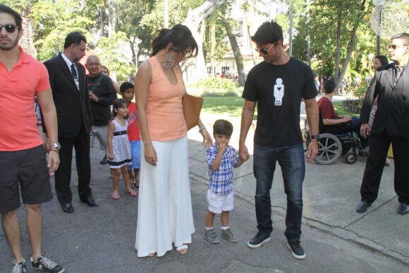 Juliana Paes caminha em evento com o marido, o empresário Carlos Eduardo Baptista, e o filho mais velho, Pedro, de 3 anos