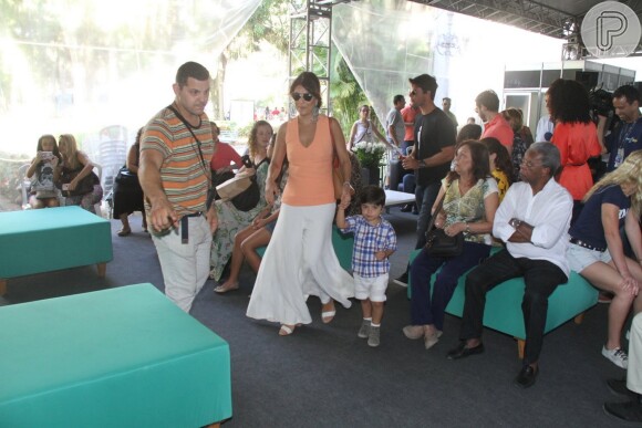 Juliana Paes leva o filho Pedro, de 3 anos, a evento com o marido, o empresário Carlos Eduardo Baptista, no Rio