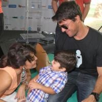 Juliana Paes vai a evento no Rio acompanhada do marido e do filho Pedro
