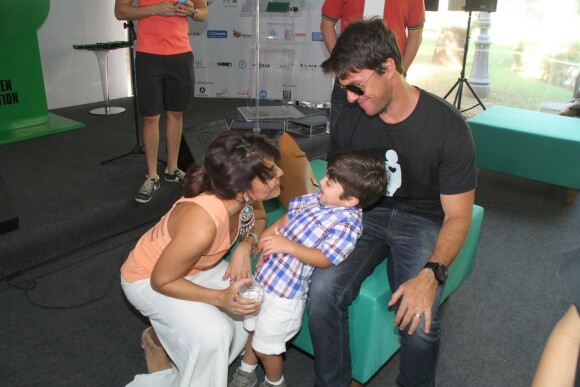 Juliana Paes leva o filho Pedro, de 3 anos, a evento com o marido, o empresário Carlos Eduardo Baptista, no Rio, em 14 de setembro de 2014
