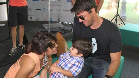Juliana Paes vai a evento no Rio acompanhada do marido e do filho Pedro