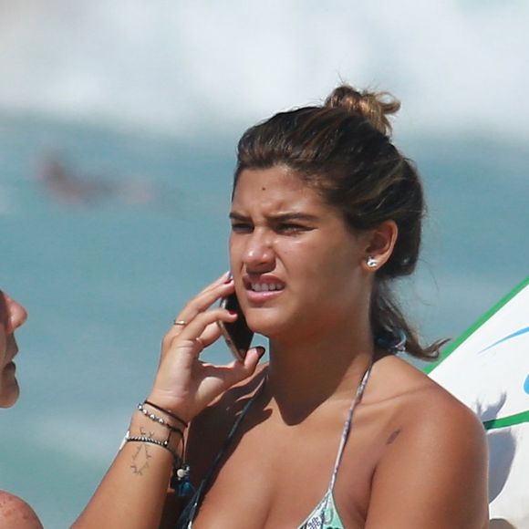 Giulia Costa é fotografada em praia carioca