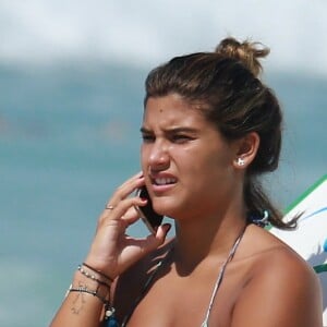 Giulia Costa mostra bronzeado em praia do Rio