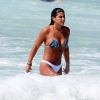 Giulia Costa exibe corpo em forma na praia