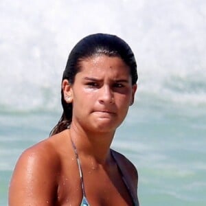 Giulia Costa se refresca no mar em dia de calor, no Rio de Janeiro
