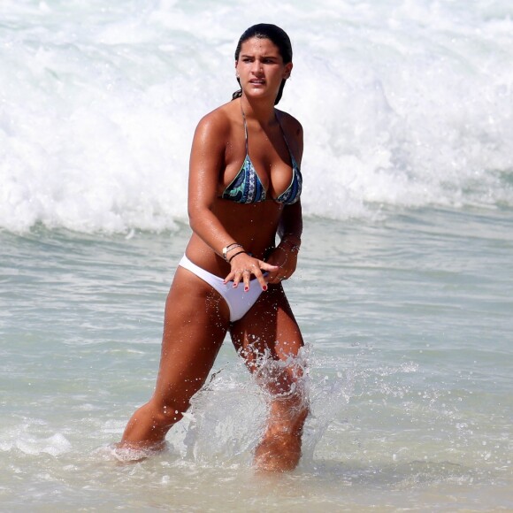 Giulia Costa curte dia de sol em praia carioca