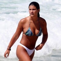 Giulia Costa curte praia do Rio e exibe bronzeado: 'Verão no Errejota'