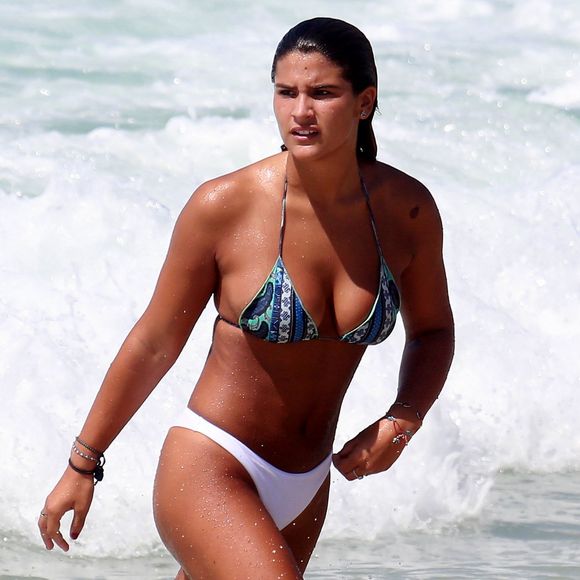 Giulia Costa é fotografada na praia da Barra da Tijuca, no Rio de Janeiro, em 22 de dezembro de 2018