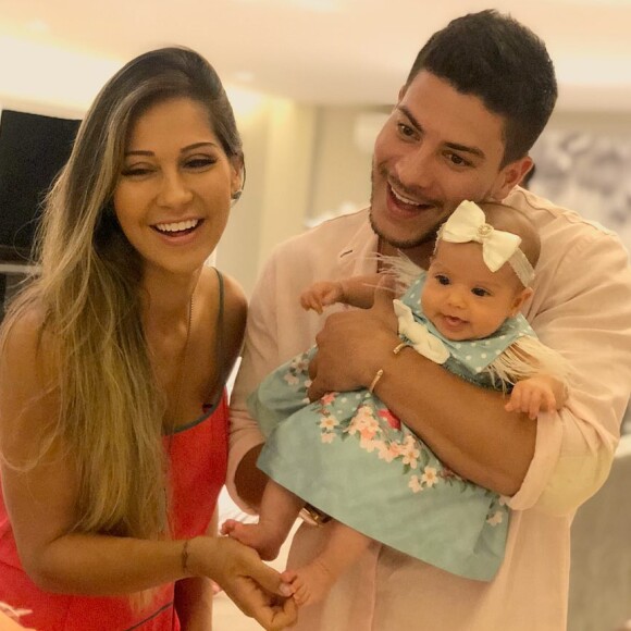 Arthur Aguiar mostrou o rosto da filha pela primeira vez nesta terça-feira, 25 de dezembro de 2018