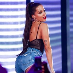 Anitta reúne amigos de infância e dança de microshort em festa