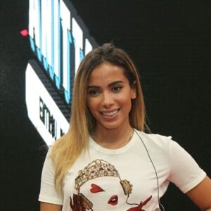 'Trabalho tanto que quando não trabalho tenho que compensar tudo que foi acumulado. Chegou meu momento e vocês estão com inveja', brincou Anitta