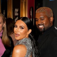 Kim Kardashian surpreende ao mostrar fotos do álbum de Natal com Kanye e filhos